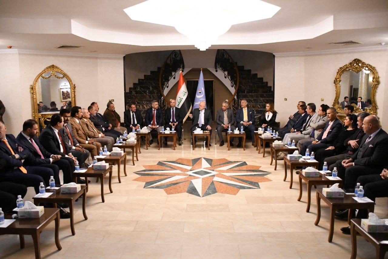 الدكتور العبادي يستقبل نخبة من المحللين وصناع الرأي لبحث التطورات الإقليمية والشأن العراقي