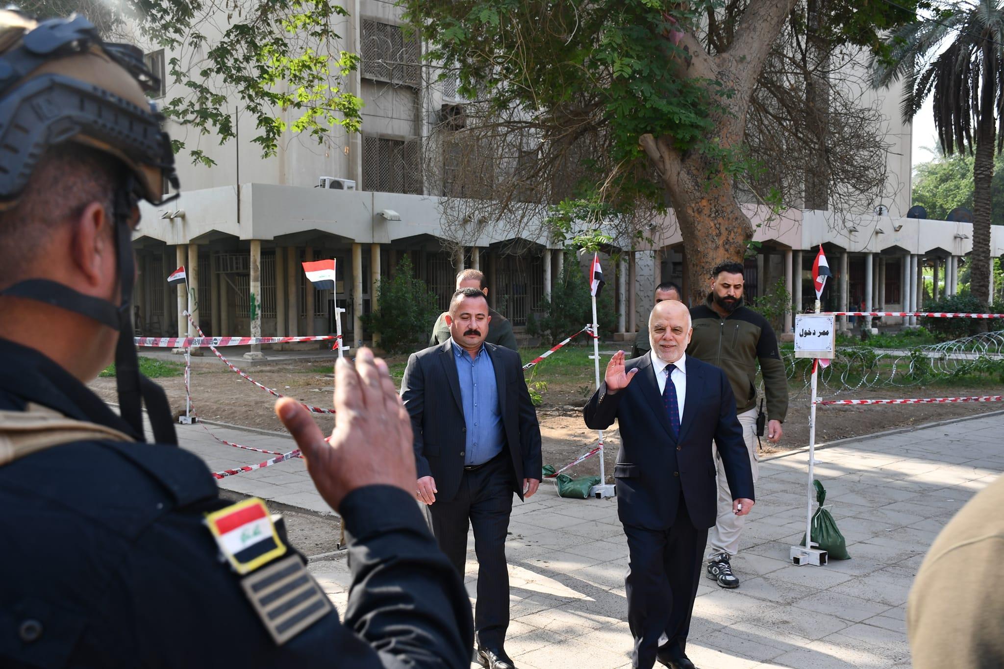 الدكتور حيدر العبادي يدلي بصوته في انتخابات مجالس المحافظات