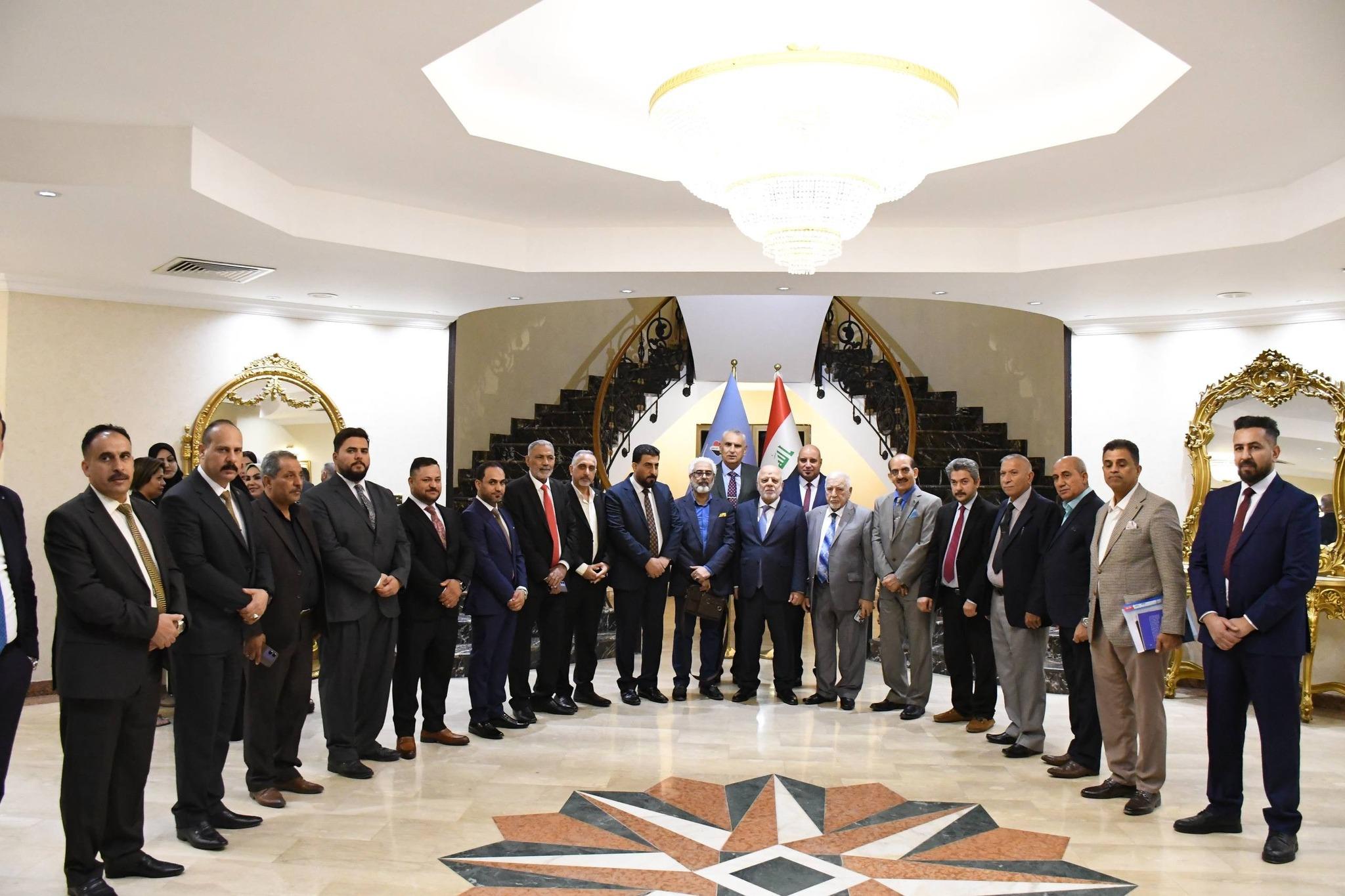 استمراراً لجلساته مع نخب المجتمع.. الدكتور العبادي يستقبل أكاديميين وصحفيين ومحللين