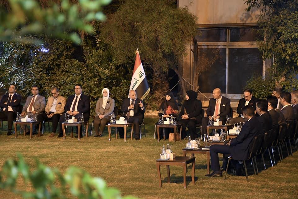 الدكتور حيدر العبادي يستضيف عدداً من الأكاديميين والمحللين السياسيين ويدعو لإيجاد بدائل اقتصادية للب