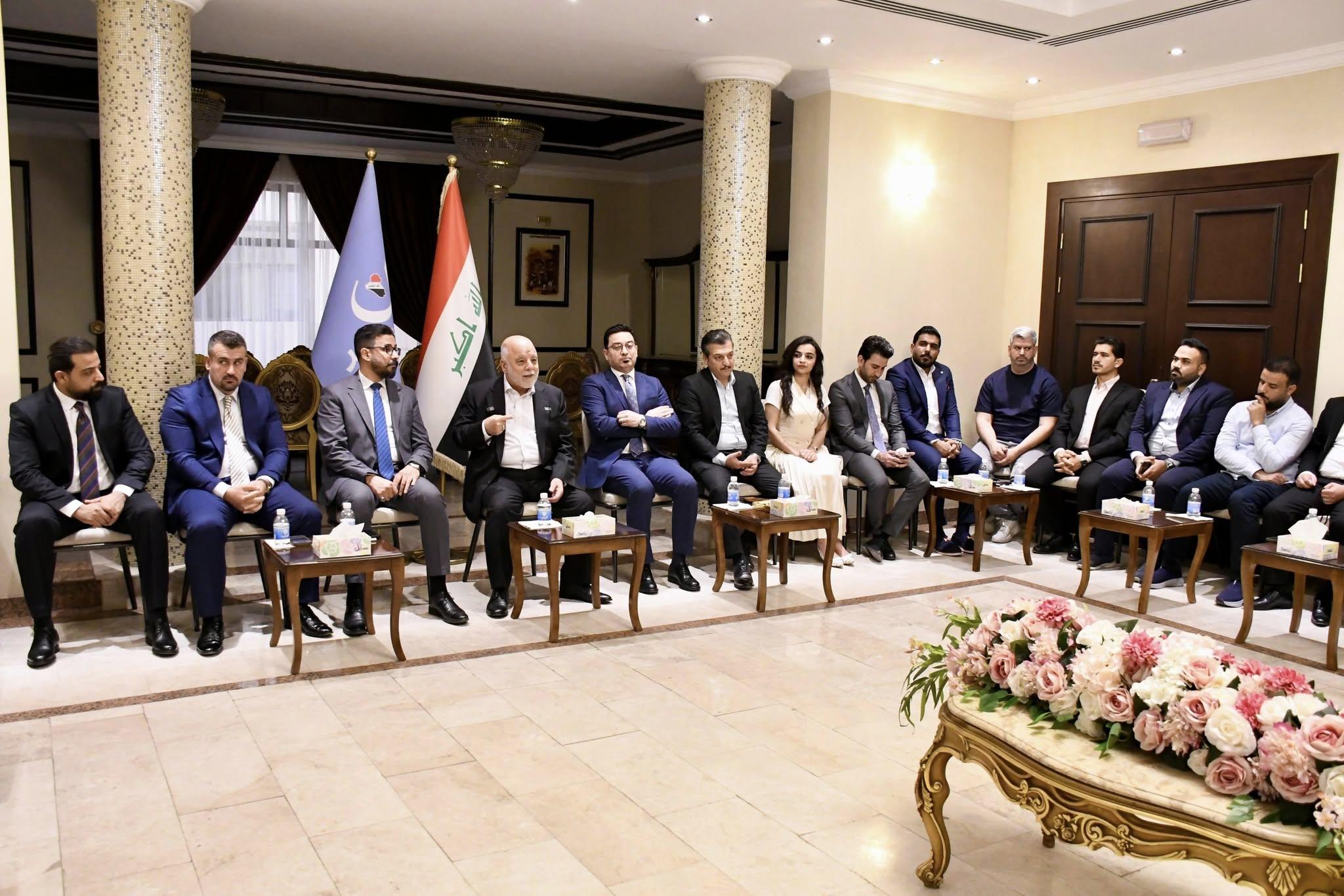 الدكتور حيدر العبادي يستقبل عدداً من الصحفيين والأكاديميين العراقيين