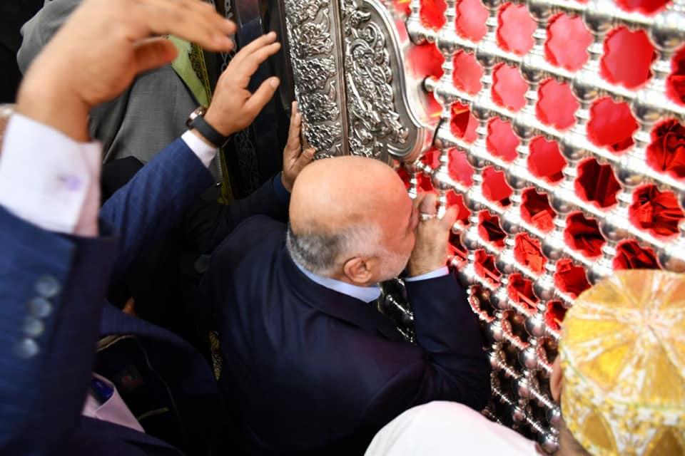 الدكتور حيدر العبادي في زيارة الإمامين الحسين (عليه السلام) وأخيه العباس (عليه السلام)