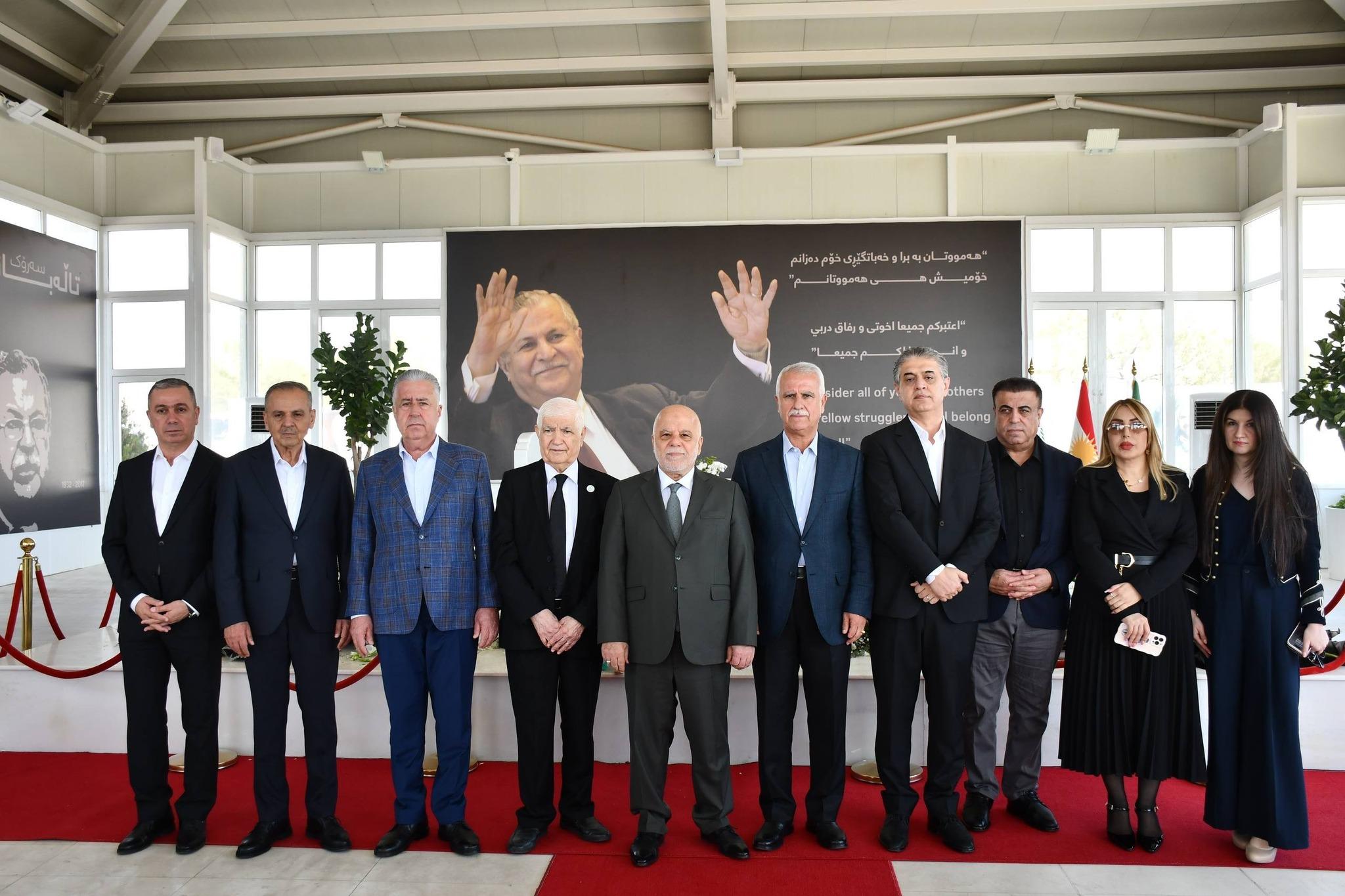 الدكتور العبادي يزور ضريح الرئيس الراحل جلال طالباني في السليمانية