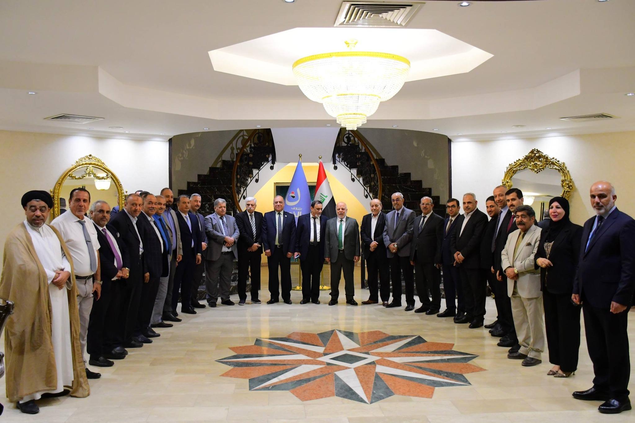 الدكتور حيدر العبادي يستضيف مجموعة من المحللين والإعلاميين والأكاديميين ويناقش معهم آخر المستجدات ال