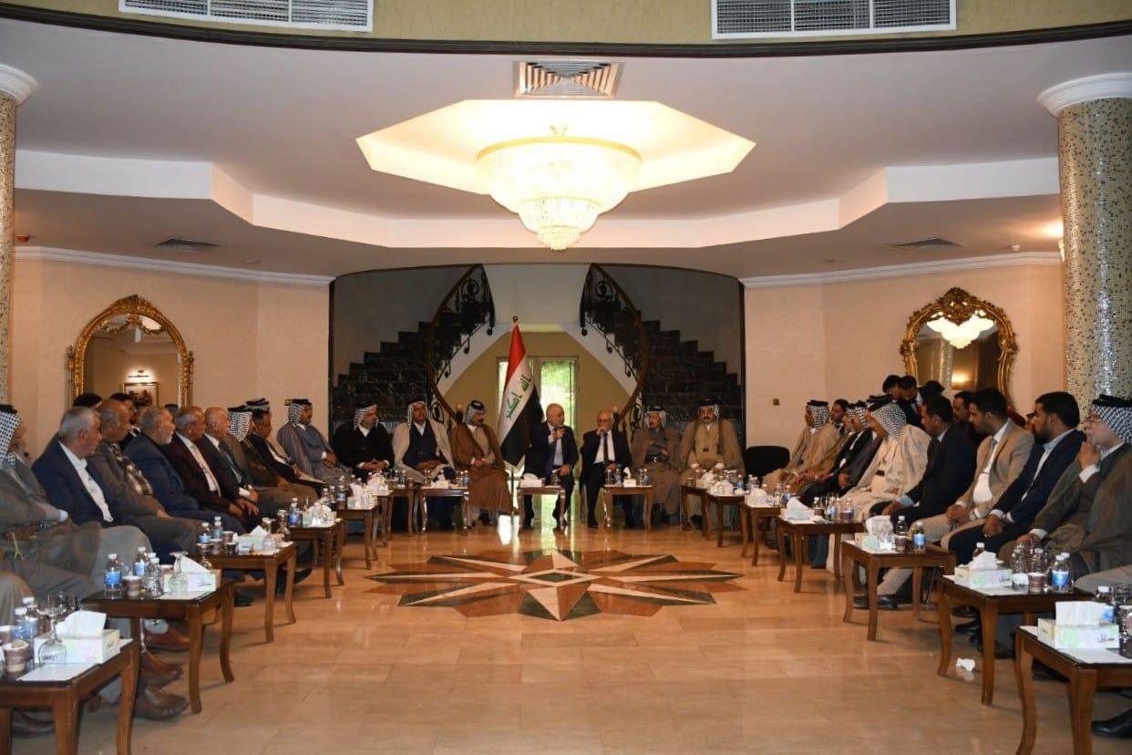 الدكتور حيدر العبادي يستقبل وفداً من أهالي محافظة النجف الأشرف