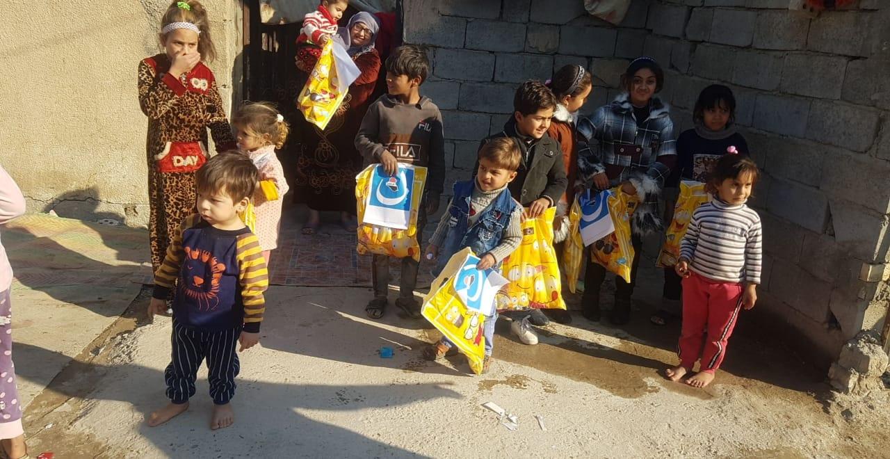 مكتب المرأة في ائتلاف النصر يوزع الهدايا على الأطفال المتعففين