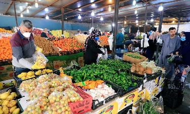 العراقيون حائرون.. كيف أخفق الكاظمي حيث نجح العبادي؟!